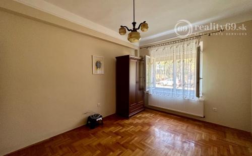 MAĎARSKO - INÁNCS 5 IZBOVÝ POSCHODOVÝ RD, HOSŤOVSKÝ DOM S PRÍSTAVBOU, POZEMOK 2880 M2.