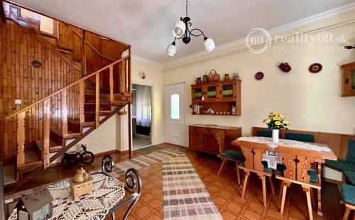 MAĎARSKO - INÁNCS 5 IZBOVÝ POSCHODOVÝ RD, HOSŤOVSKÝ DOM S PRÍSTAVBOU, POZEMOK 2880 M2.