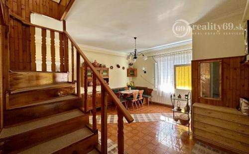 MAĎARSKO - INÁNCS 5 IZBOVÝ POSCHODOVÝ RD, HOSŤOVSKÝ DOM S PRÍSTAVBOU, POZEMOK 2880 M2.