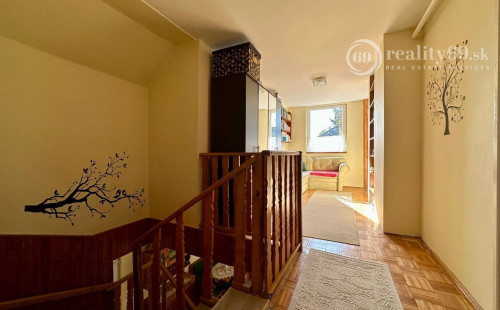 MAĎARSKO - INÁNCS 5 IZBOVÝ POSCHODOVÝ RD, HOSŤOVSKÝ DOM S PRÍSTAVBOU, POZEMOK 2880 M2.