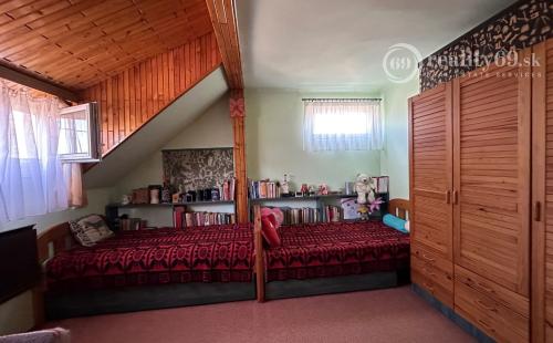 MAĎARSKO - INÁNCS 5 IZBOVÝ POSCHODOVÝ RD, HOSŤOVSKÝ DOM S PRÍSTAVBOU, POZEMOK 2880 M2.