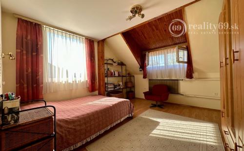 MAĎARSKO - INÁNCS 5 IZBOVÝ POSCHODOVÝ RD, HOSŤOVSKÝ DOM S PRÍSTAVBOU, POZEMOK 2880 M2.