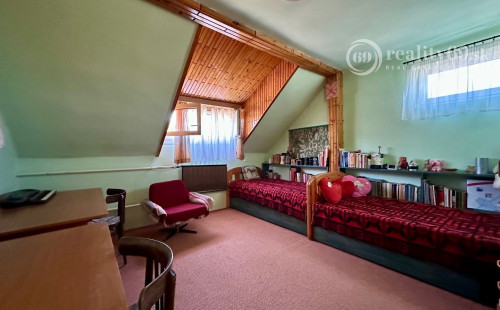 MAĎARSKO - INÁNCS 5 IZBOVÝ POSCHODOVÝ RD, HOSŤOVSKÝ DOM S PRÍSTAVBOU, POZEMOK 2880 M2.