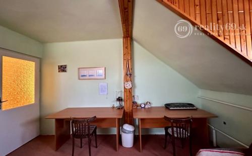 MAĎARSKO - INÁNCS 5 IZBOVÝ POSCHODOVÝ RD, HOSŤOVSKÝ DOM S PRÍSTAVBOU, POZEMOK 2880 M2.