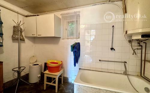 MAĎARSKO - INÁNCS 5 IZBOVÝ POSCHODOVÝ RD, HOSŤOVSKÝ DOM S PRÍSTAVBOU, POZEMOK 2880 M2.