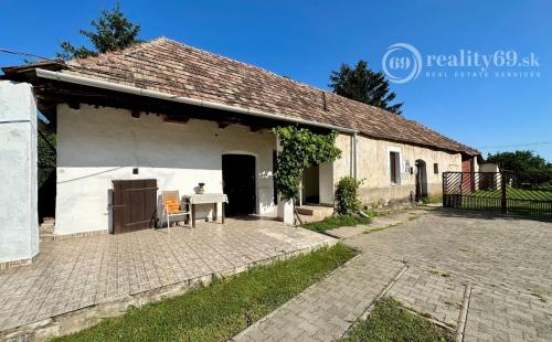 MAĎARSKO - INÁNCS 5 IZBOVÝ POSCHODOVÝ RD, HOSŤOVSKÝ DOM S PRÍSTAVBOU, POZEMOK 2880 M2.