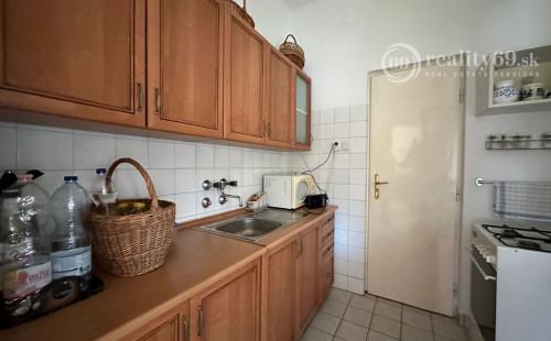 MAĎARSKO - INÁNCS 5 IZBOVÝ POSCHODOVÝ RD, HOSŤOVSKÝ DOM S PRÍSTAVBOU, POZEMOK 2880 M2.