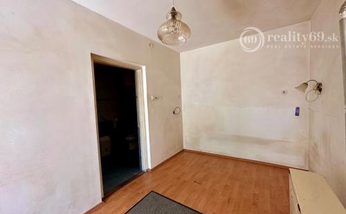 MAĎARSKO - INÁNCS 5 IZBOVÝ POSCHODOVÝ RD, HOSŤOVSKÝ DOM S PRÍSTAVBOU, POZEMOK 2880 M2.