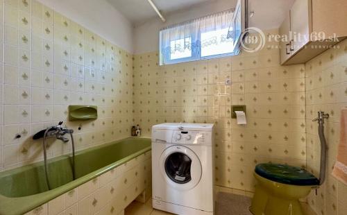 MAĎARSKO - INÁNCS 5 IZBOVÝ POSCHODOVÝ RD, HOSŤOVSKÝ DOM S PRÍSTAVBOU, POZEMOK 2880 M2.