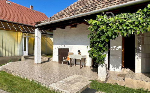 MAĎARSKO - INÁNCS 5 IZBOVÝ POSCHODOVÝ RD, HOSŤOVSKÝ DOM S PRÍSTAVBOU, POZEMOK 2880 M2.