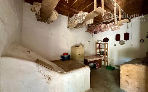 MAĎARSKO - INÁNCS 5 IZBOVÝ POSCHODOVÝ RD, HOSŤOVSKÝ DOM S PRÍSTAVBOU, POZEMOK 2880 M2.