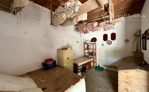 MAĎARSKO - INÁNCS 5 IZBOVÝ POSCHODOVÝ RD, HOSŤOVSKÝ DOM S PRÍSTAVBOU, POZEMOK 2880 M2.