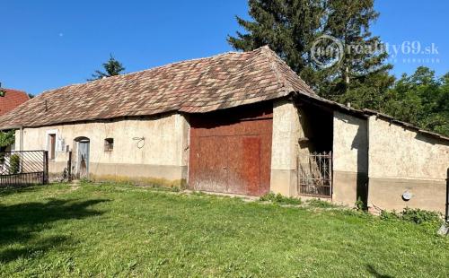 MAĎARSKO - INÁNCS 5 IZBOVÝ POSCHODOVÝ RD, HOSŤOVSKÝ DOM S PRÍSTAVBOU, POZEMOK 2880 M2.