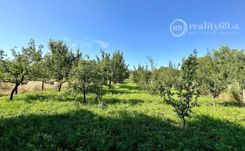 MAĎARSKO - INÁNCS 5 IZBOVÝ POSCHODOVÝ RD, HOSŤOVSKÝ DOM S PRÍSTAVBOU, POZEMOK 2880 M2.