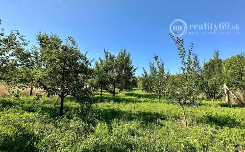 MAĎARSKO - INÁNCS 5 IZBOVÝ POSCHODOVÝ RD, HOSŤOVSKÝ DOM S PRÍSTAVBOU, POZEMOK 2880 M2.