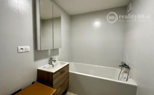 STARÉ MESTO - BELLOVA 1,5 IZBOVÝ BYT 41 M2, ZARIADENÝ S LODŽIOU.