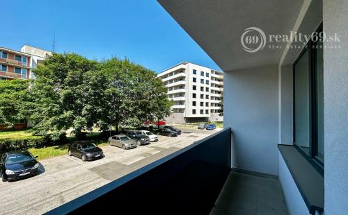 STARÉ MESTO - BELLOVA 1,5 IZBOVÝ BYT 41 M2, ZARIADENÝ S LODŽIOU.