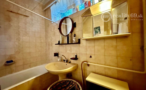 MAĎARSKO - ENCS TEHLOVÝ BYT 56 M2 S BALKÓNOM.