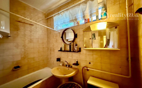 MAĎARSKO - ENCS TEHLOVÝ BYT 56 M2 S BALKÓNOM.