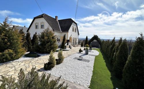 MAĎARSKO - FORRÓ - VEĽMI PEKNÝ 6 IZBOVÝ DOM PO KOMPLETNEJ REKONŠTRUKCII S GARÁŽOU