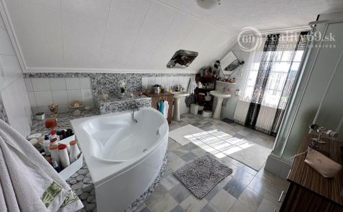 MAĎARSKO - FORRÓ - VEĽMI PEKNÝ 6 IZBOVÝ DOM PO KOMPLETNEJ REKONŠTRUKCII S GARÁŽOU