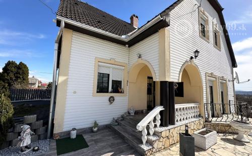 MAĎARSKO - FORRÓ - VEĽMI PEKNÝ 6 IZBOVÝ DOM PO KOMPLETNEJ REKONŠTRUKCII S GARÁŽOU