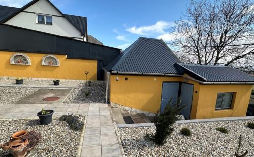 MAĎARSKO - FORRÓ - VEĽMI PEKNÝ 6 IZBOVÝ DOM PO KOMPLETNEJ REKONŠTRUKCII S GARÁŽOU