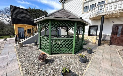 MAĎARSKO - FORRÓ - VEĽMI PEKNÝ 6 IZBOVÝ DOM PO KOMPLETNEJ REKONŠTRUKCII S GARÁŽOU