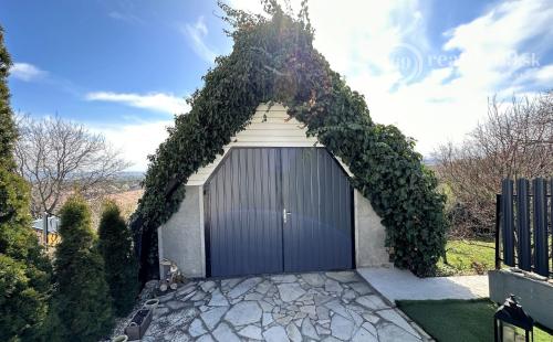 MAĎARSKO - FORRÓ - VEĽMI PEKNÝ 6 IZBOVÝ DOM PO KOMPLETNEJ REKONŠTRUKCII S GARÁŽOU