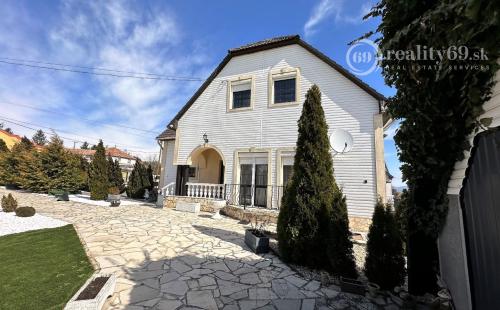 MAĎARSKO - FORRÓ - VEĽMI PEKNÝ 6 IZBOVÝ DOM PO KOMPLETNEJ REKONŠTRUKCII S GARÁŽOU