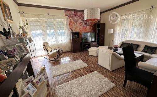 MAĎARSKO - FORRÓ - VEĽMI PEKNÝ 6 IZBOVÝ DOM PO KOMPLETNEJ REKONŠTRUKCII S GARÁŽOU