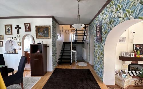 MAĎARSKO - FORRÓ - VEĽMI PEKNÝ 6 IZBOVÝ DOM PO KOMPLETNEJ REKONŠTRUKCII S GARÁŽOU