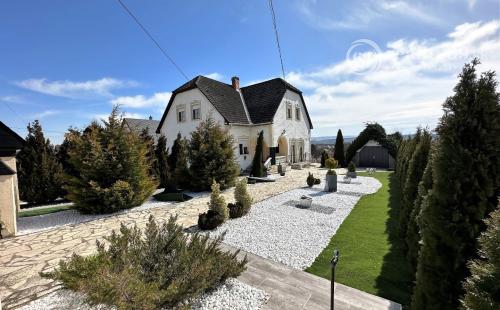 MAĎARSKO - FORRÓ - VEĽMI PEKNÝ 6 IZBOVÝ DOM PO KOMPLETNEJ REKONŠTRUKCII S GARÁŽOU