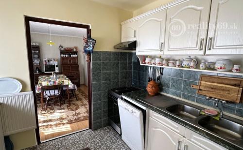 MAĎARSKO - FORRÓ - VEĽMI PEKNÝ 6 IZBOVÝ DOM PO KOMPLETNEJ REKONŠTRUKCII S GARÁŽOU