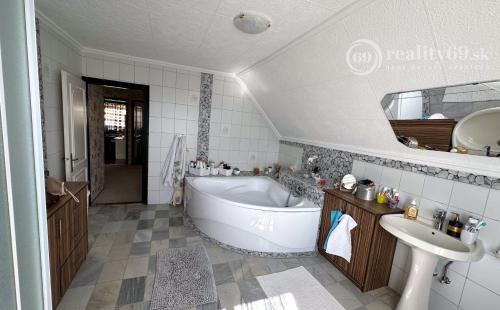 MAĎARSKO - FORRÓ - VEĽMI PEKNÝ 6 IZBOVÝ DOM PO KOMPLETNEJ REKONŠTRUKCII S GARÁŽOU