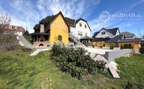 MAĎARSKO - FORRÓ - VEĽMI PEKNÝ 6 IZBOVÝ DOM PO KOMPLETNEJ REKONŠTRUKCII S GARÁŽOU