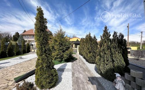 MAĎARSKO - FORRÓ - VEĽMI PEKNÝ 6 IZBOVÝ DOM PO KOMPLETNEJ REKONŠTRUKCII S GARÁŽOU