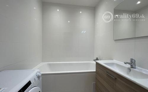 NOVÁ CENA - KVP - WURMOVA - 3 IZBOVÝ PO KOMPLETNEJ REKONŠTRUKCII 65 M2, LODŽIA.