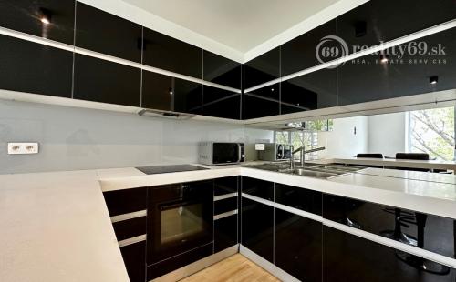 BRATISLAVA - TRI VEŽE - 1 IZBOVÝ KOMPLET ZARIADENÝ BYT 39 M2.