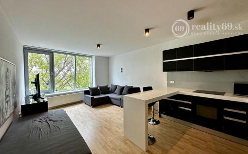 BRATISLAVA - TRI VEŽE - 1 IZBOVÝ KOMPLET ZARIADENÝ BYT 39 M2.