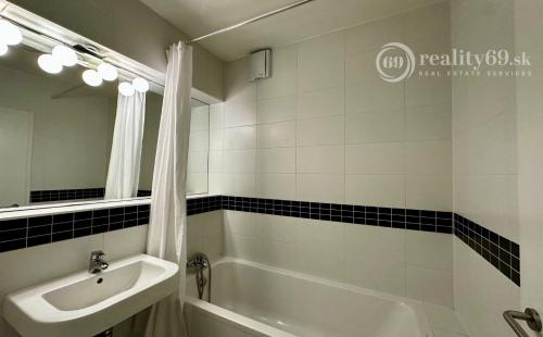 BRATISLAVA - TRI VEŽE - 1 IZBOVÝ KOMPLET ZARIADENÝ BYT 39 M2.