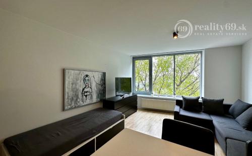 BRATISLAVA - TRI VEŽE - 1 IZBOVÝ KOMPLET ZARIADENÝ BYT 39 M2.