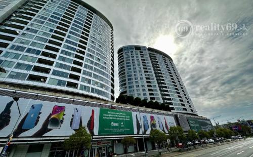 BRATISLAVA - TRI VEŽE - 1 IZBOVÝ KOMPLET ZARIADENÝ BYT 39 M2.