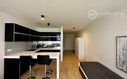 BRATISLAVA - TRI VEŽE - 1 IZBOVÝ KOMPLET ZARIADENÝ BYT 39 M2.