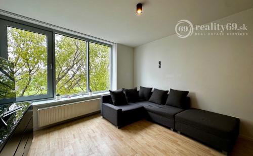 BRATISLAVA - TRI VEŽE - 1 IZBOVÝ KOMPLET ZARIADENÝ BYT 39 M2.