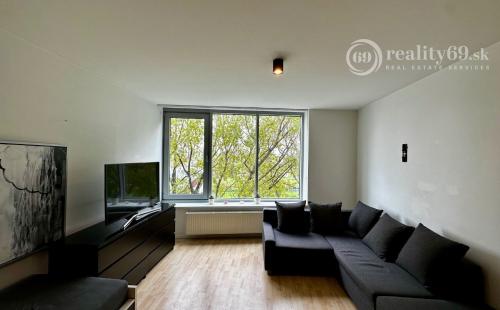 BRATISLAVA - TRI VEŽE - 1 IZBOVÝ KOMPLET ZARIADENÝ BYT 39 M2.