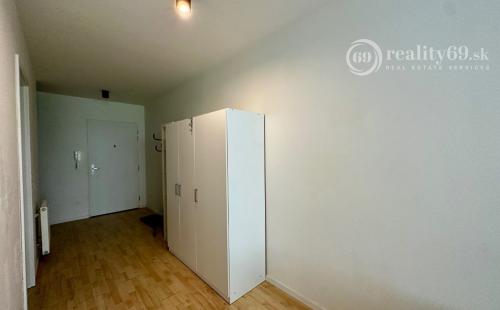 BRATISLAVA - TRI VEŽE - 1 IZBOVÝ KOMPLET ZARIADENÝ BYT 39 M2.