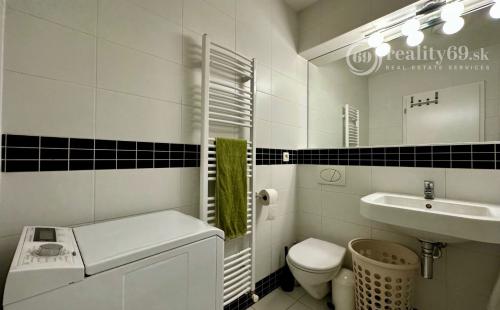 BRATISLAVA - TRI VEŽE - 1 IZBOVÝ KOMPLET ZARIADENÝ BYT 39 M2.