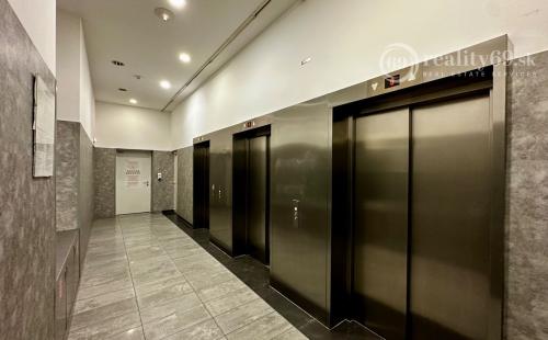 BRATISLAVA - TRI VEŽE - 1 IZBOVÝ KOMPLET ZARIADENÝ BYT 39 M2.