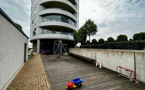 BRATISLAVA - TRI VEŽE - 1 IZBOVÝ KOMPLET ZARIADENÝ BYT 39 M2.